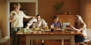 famiglia-cena-figli-smartphone-papa-cogitoetvolo