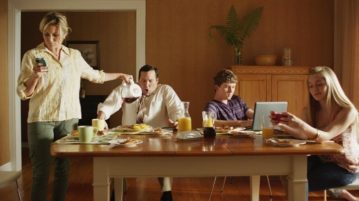 famiglia-cena-figli-smartphone-papa-cogitoetvolo