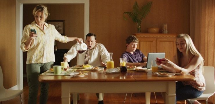 famiglia-cena-figli-smartphone-papa-cogitoetvolo